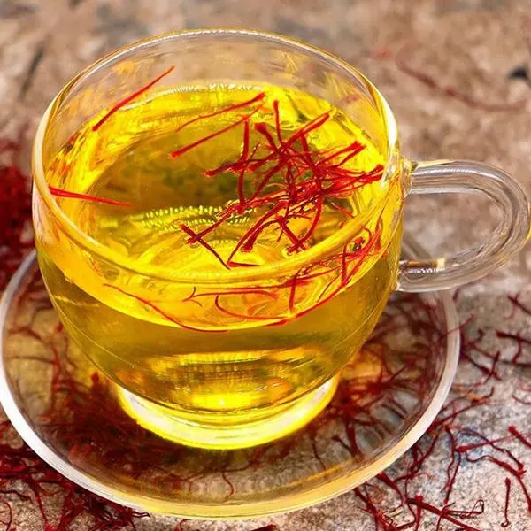 Saffron threads in a glass cup – water test